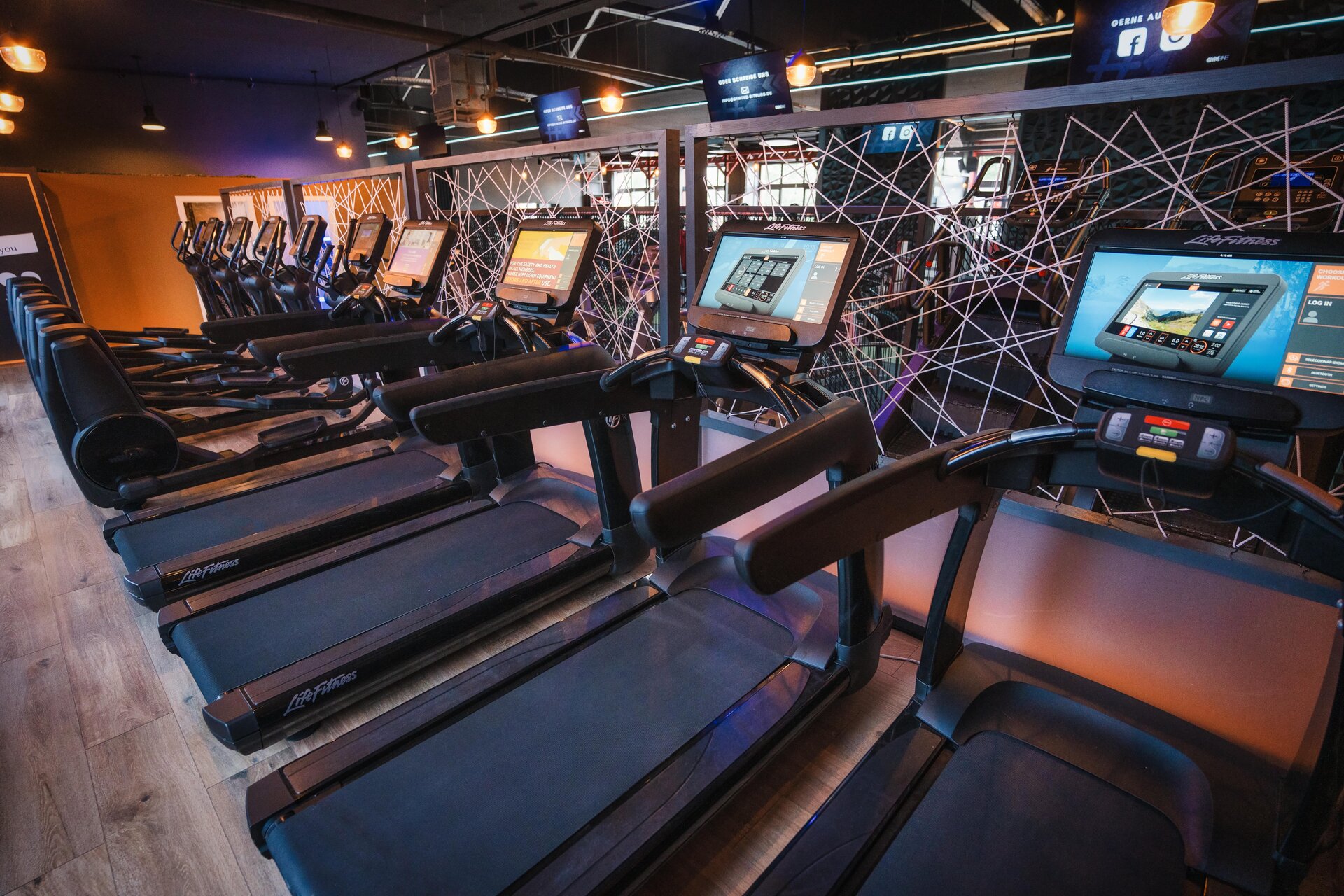 Life Fitness Laufbänder mit Touchscreen-Displays im Cardiobereich des Fitnessstudio Bitburg GymOne 24/7